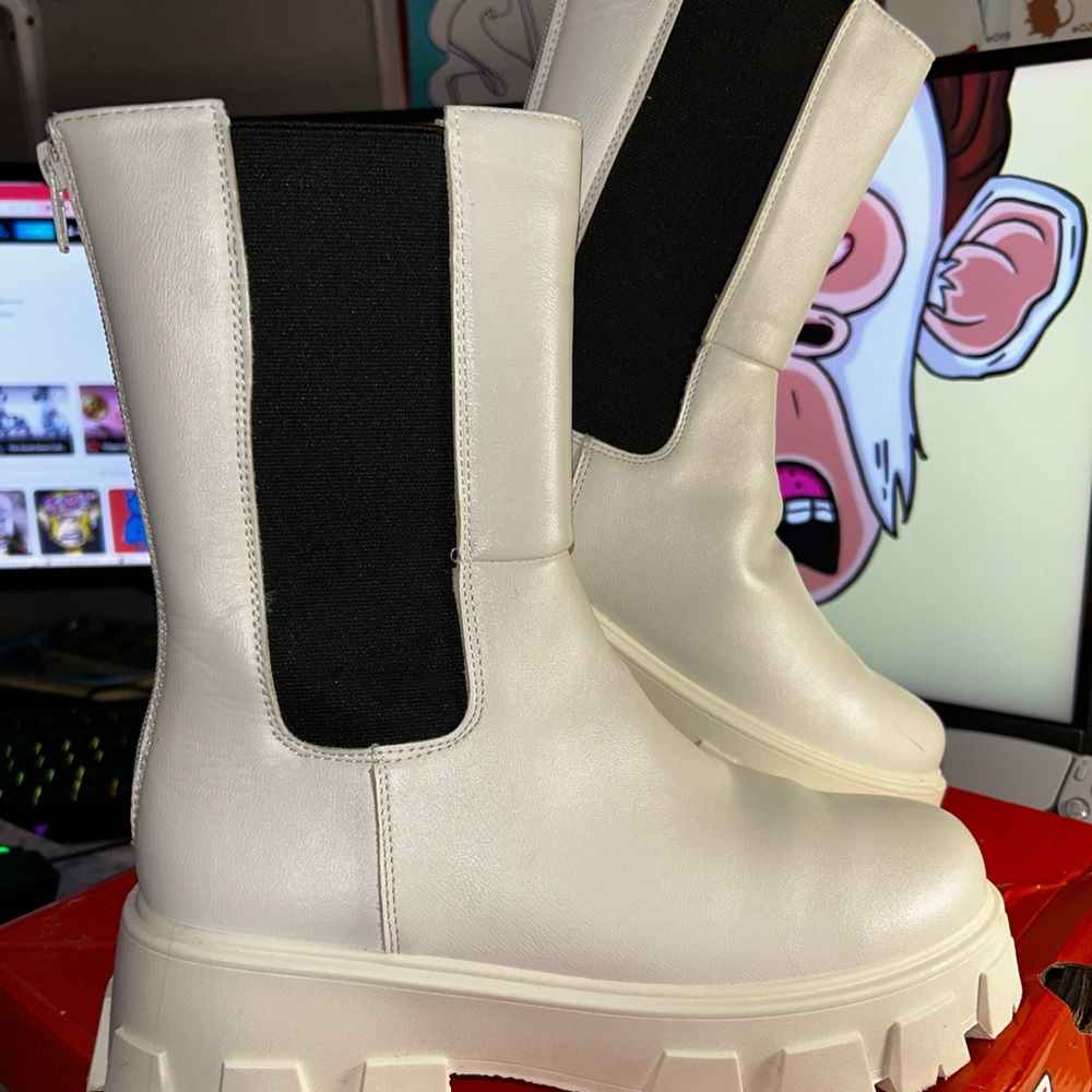 White Chunky Platform Boots size 8 1/2 rouge helium boots. Pre-owned
